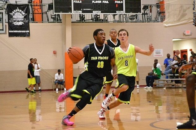 Gordon drives to the lane.